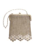 Bolso de malla con cadena en plata c.1930. 20,5 x 19 cm. Peso: 203 gr.  Mesh purse with silver