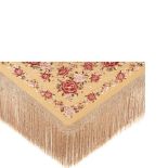 Mantón de Manila en seda de tonalidad beige bordada con motivos florales en diversas tonalidades,