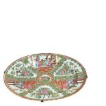 Fuente oval en porcelana de Cantón. China, fles. del s.XIX. Ornamentación en registros de