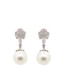 Pendientes en oro blanco con cuerpo superior y chatones de brillantes de los cuales pende perla