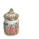 Bote en porcelana tipo Capodimonte con alegorías de las artes y puttis en bajorrelieve, mediados del