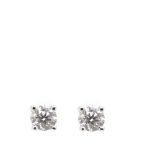 Pendientes solitarios en oro blanco con brillante engastado en garras. Peso brillantes: 0,45 ct.