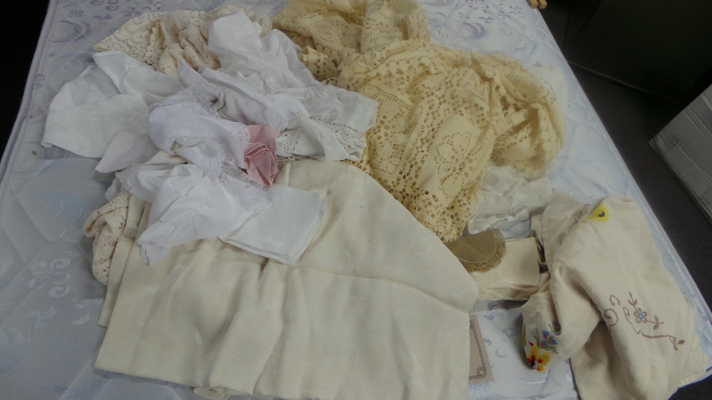 Assorted lot of linen etc.