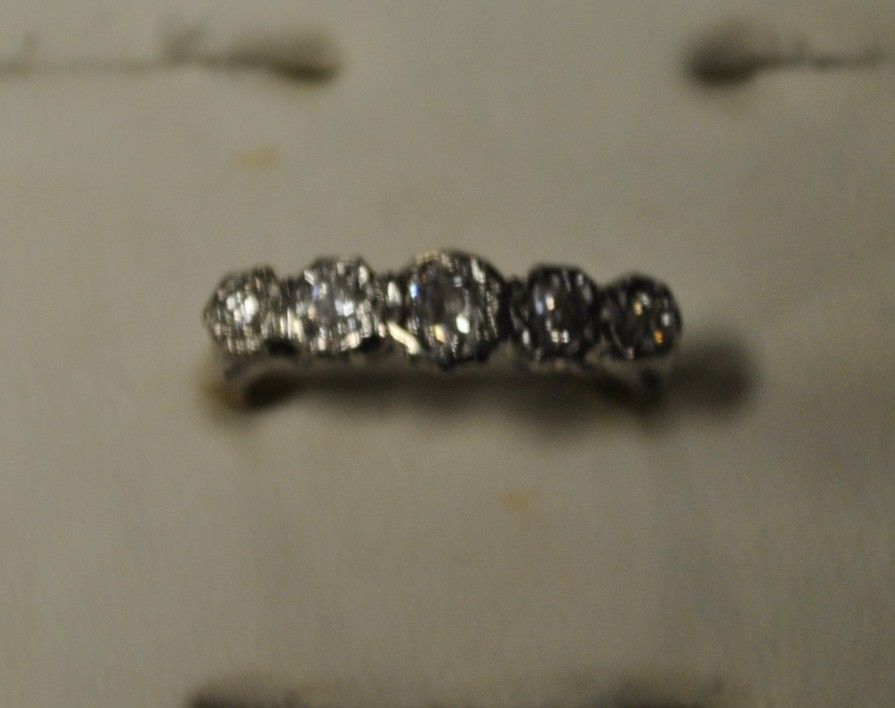 18ct 5 stone diamond ring
