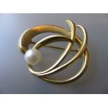 9ct Gold cultured pearl set brooch of abstract design