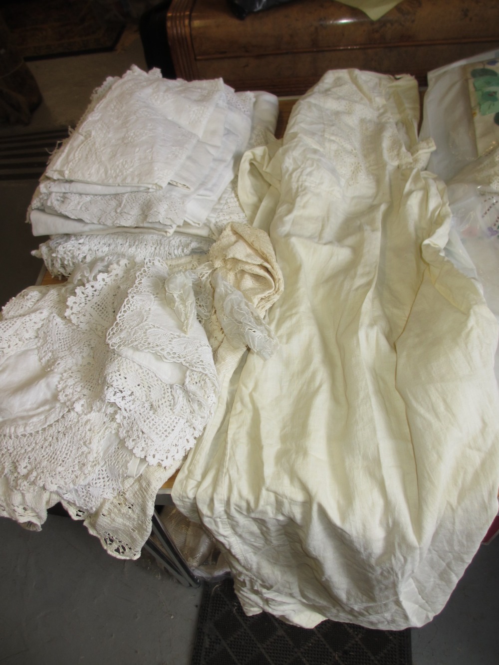 Bag containing a quantity of various 19th and 20th Century lace and linen