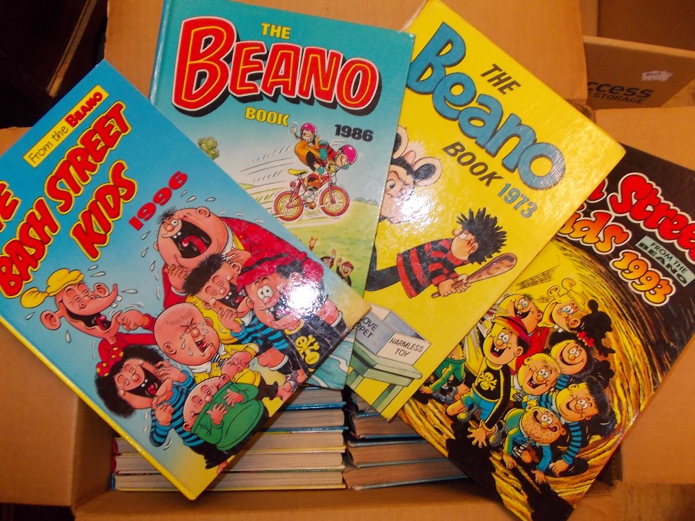 Quantity of various books ' The Beano ' and other childrens annuals