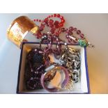 Small quantity of miscellaneous costume jewellery