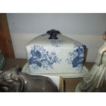 Late Victorian blue and white transfer printed floral decorated cheese dome and stand (a/f)