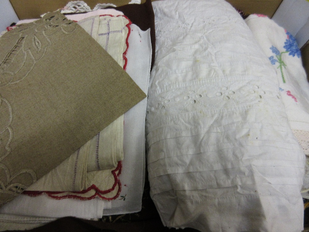 Quantity of various linens