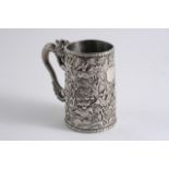 A LATE 19TH CENTURY CHINESE MUG with a dragon handle & slightly tapering body with a moulded