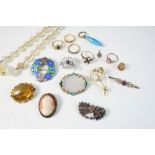 A QUANTITY OF JEWELLERY including a chalcedony and turquoise brooch, an opal and garnet cluster