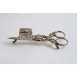 A PAIR OF 19TH CENTURY AUSTRO-HUNGARIAN DECORATIVE SCISSOR SNUFFERS, engraved coronet & initials,