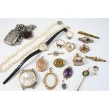 A QUANTITY OF JEWELLERY including a single row cultured pearl necklace, a gold seal set with a