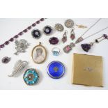 A QUANTITY OF JEWELLERY including an amethyst and rose-cut diamond brooch, a turquoise enamel and
