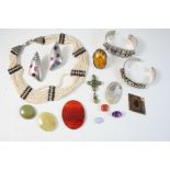 A QUANTITY OF JEWELLERY including an Indian river pearl and garnet necklace, eight assorted loose