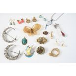 A QUANTITY OF JEWELLERY including a horn butterfly brooch, two paste set crescent brooches, a pair