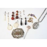 A QUANTITY OF JEWELLERY including a pair of banded agate drop earrings, a gold and mother-of-pearl