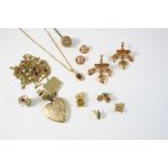 A QUANTITY OF JEWELLERY including a gold heart-shaped locket pendant, various gold charms, a three