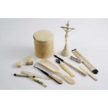 A SMALL 19TH CENTURY CARVED IVORY CRUCIFIX and a small quantity of bone / ivory pieces;  the