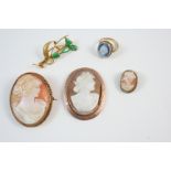 A QUANTITY OF JEWELLERY  including two carved shell cameo brooches, a 22ct. gold and jade floral
