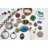 A QUANTITY OF JEWELLERY including a Scottish agate brooch, a gilt metal necklace set with assorted