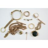 A QUANTITY OF JEWELLERY including a 9ct. gold curb link necklace, suspending a gold seal, 36