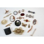 A QUANTITY OF JEWELLERY including an enamel and gold brooch for Queen Victoria's diamond jubilee,