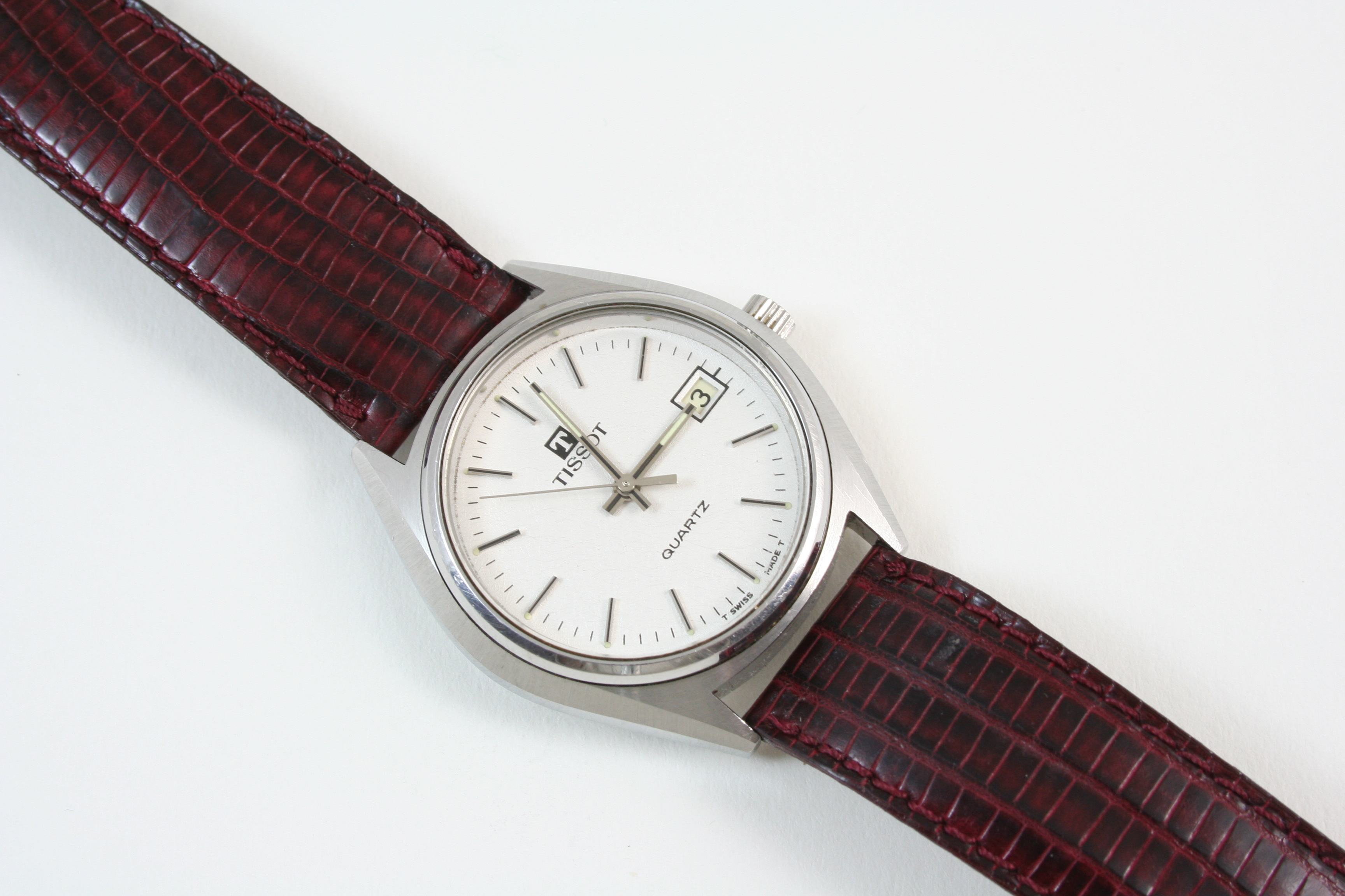 A GENTLEMAN'S STAINLESS STEEL WRISTWATCH BY TISSOT the signed circular dial with baton numerals,