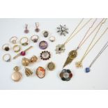 A QUANTITY OF JEWELLERY including an amethyst, seed pearl, enamel and gold pendant, a diamond