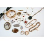 A JEWELLERY BOX CONTAINING VARIOUS ITEMS OF JEWELLERY including a 9ct. gold curb link bracelet, 13