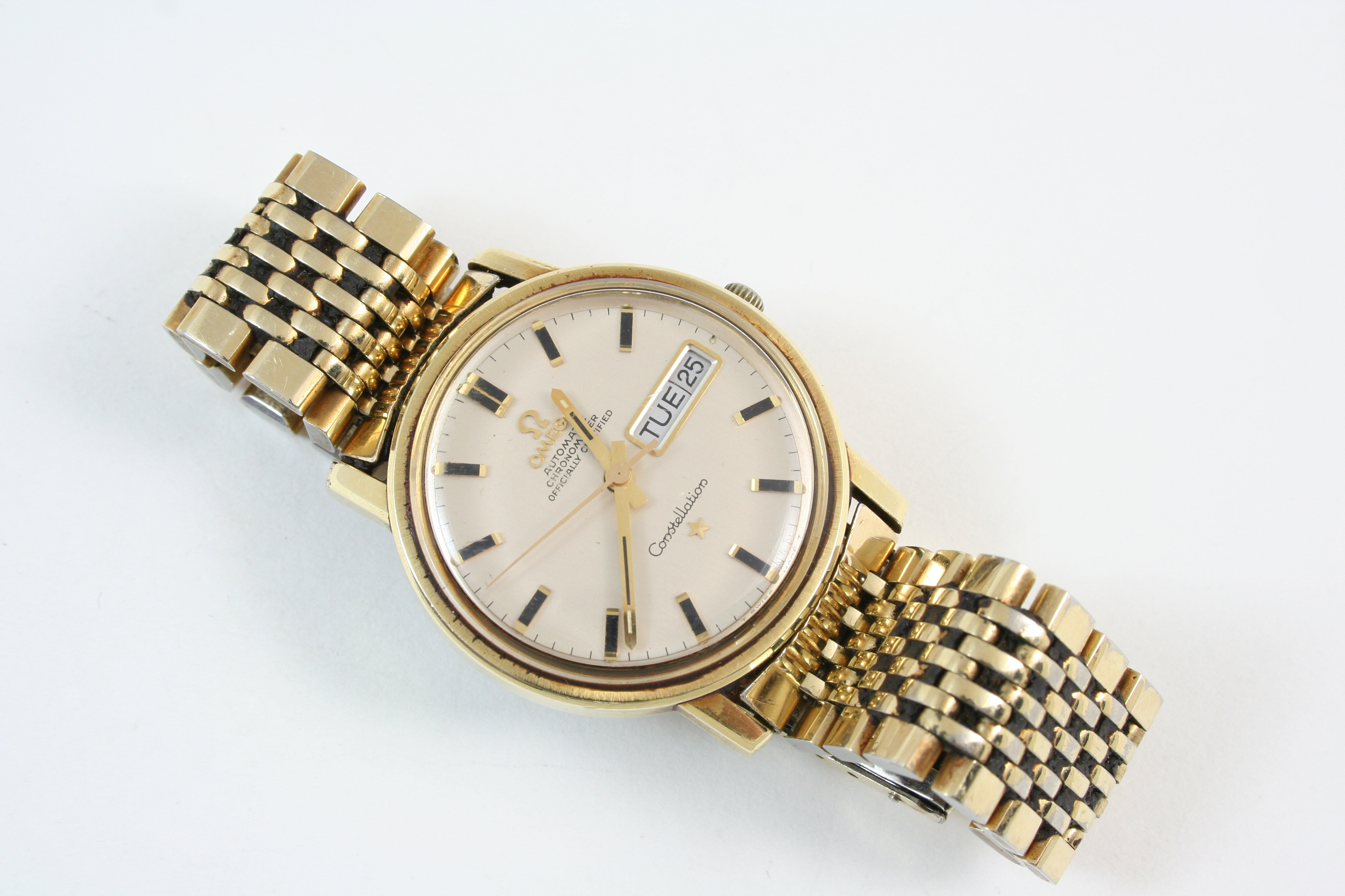 A GENTLEMAN'S STAINLESS STEEL AND GOLD AUTOMATIC CHRONOMETER CONSTELLATION WRISTWATCH BY OMEGA the