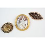 AN OVAL CARVED SHELL CAMEO BROOCH depicting a classical scene, in a gold frame, the cameo 5 x