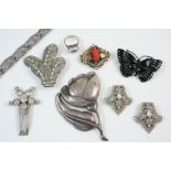A QUANTITY OF JEWELLERY including a moonstone and silver ring, a brooch set with a carved coral