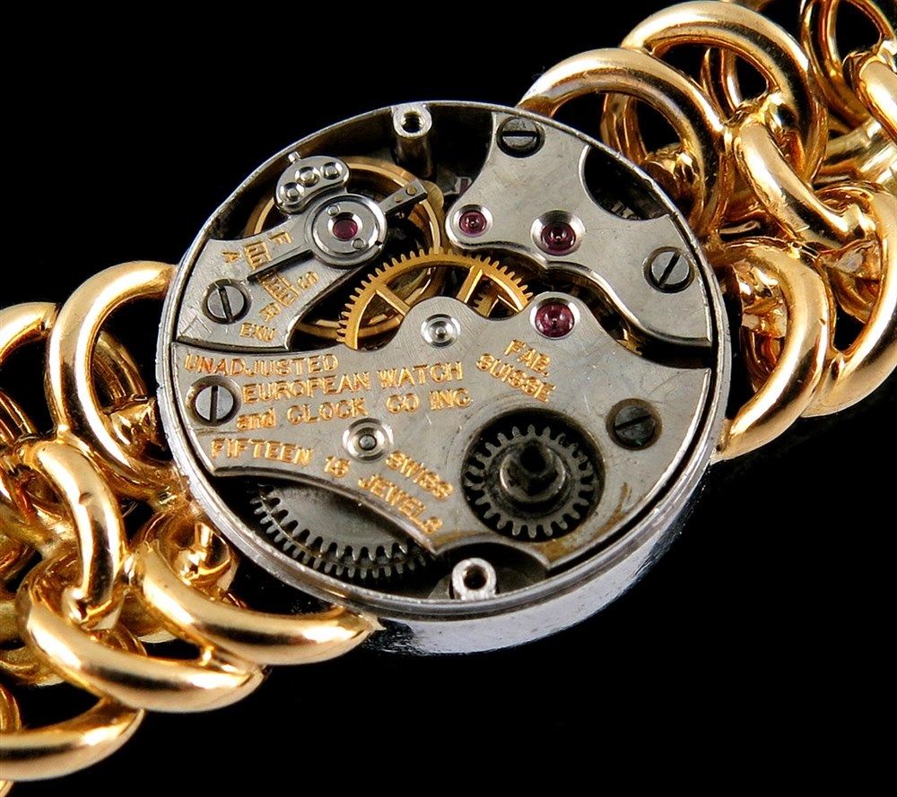 A LADY'S 18CT. GOLD AND DIAMOND WRISTWATCH BY CARTIER the signed circular dial with Arabic - Image 3 of 3