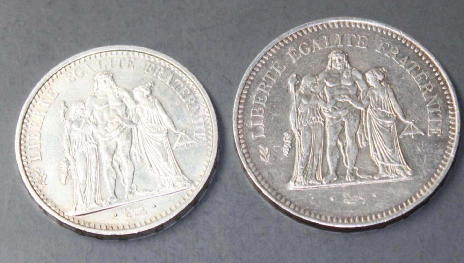 Reserve: 20 EUR        2 Stück Silbermünzen, 10 Francs 1967 und 50 Francs 1978, Hercules