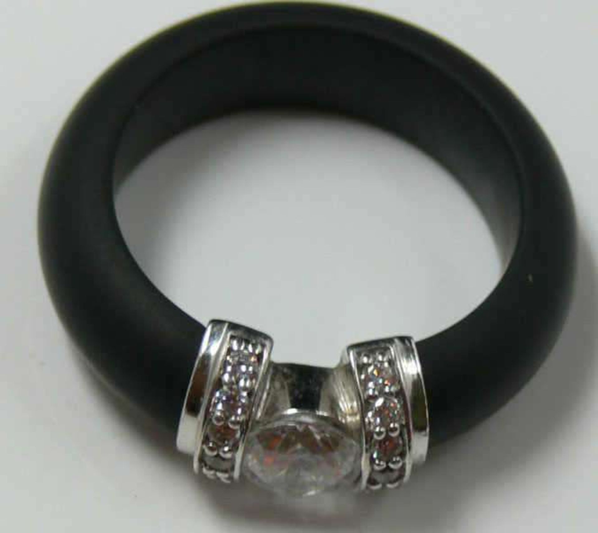 Reserve: 15 EUR        ausgefallener Ring, Ringschiene aus Kautschuck, besetzt mit Berkkristall