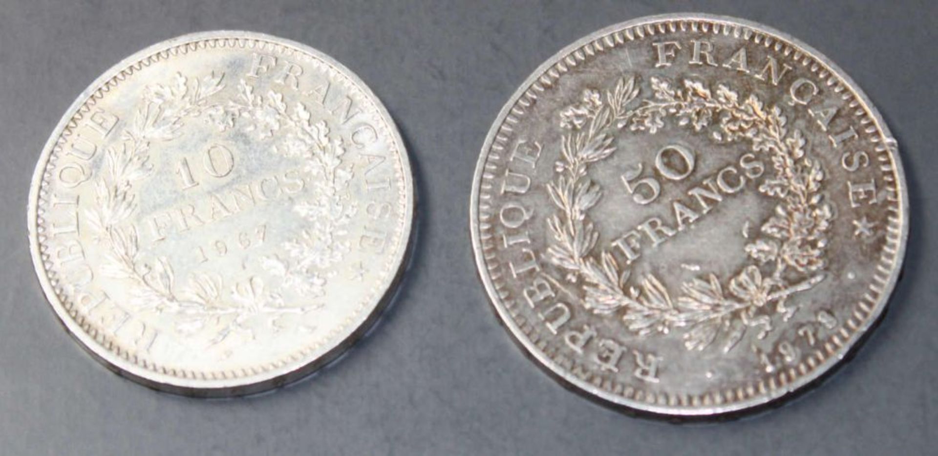 Reserve: 20 EUR        2 Stück Silbermünzen, 10 Francs 1967 und 50 Francs 1978, Hercules - Image 2 of 2