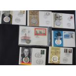 1 Lot Münzen in FDC´s, dabei 4x5 DM BRD, 2x2 DM BRD, sowie 1x5 DM DDR. Guter Zustand.Mindestpreis: