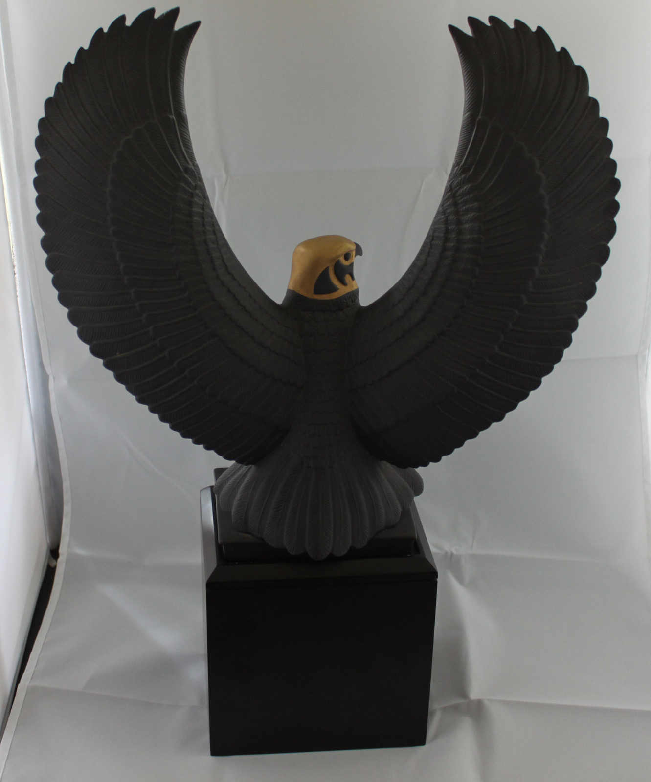 Guardian of the Nile, " Der Nil - Falke", schwarze Porzellanfigur mit 24 ct Gold verziert, nach - Image 3 of 3