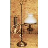 Schreibtischlampe in Form einer Petroleum-Lampe. Messing mit Milchglas-Zylinder.   H: ca. 57 cm.