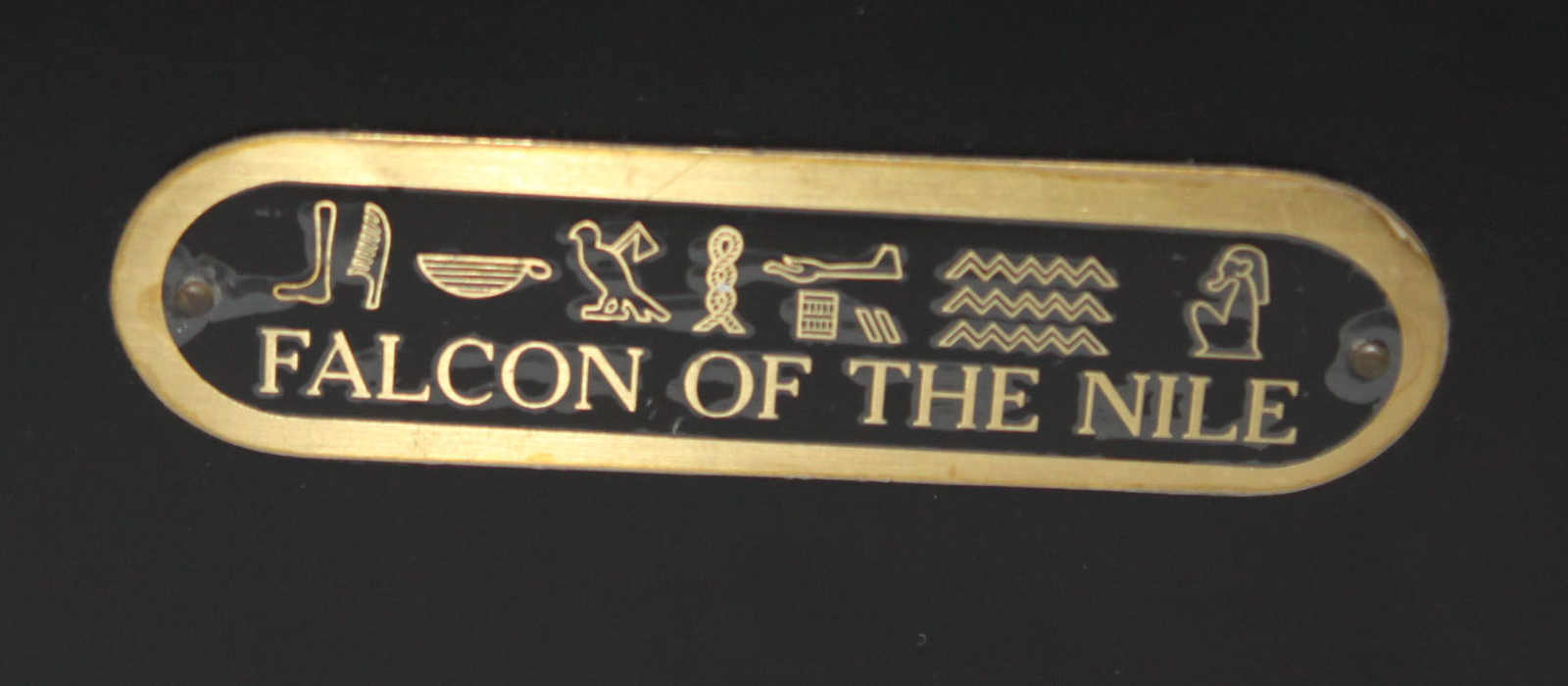 Guardian of the Nile, " Der Nil - Falke", schwarze Porzellanfigur mit 24 ct Gold verziert, nach - Image 2 of 3