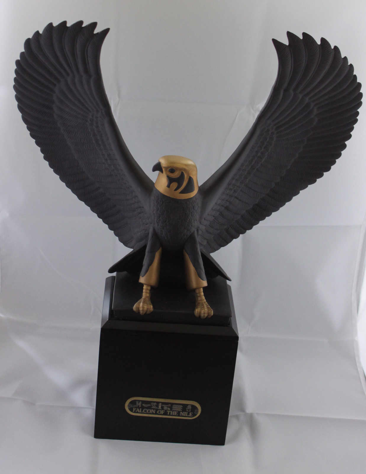 Guardian of the Nile, " Der Nil - Falke", schwarze Porzellanfigur mit 24 ct Gold verziert, nach