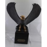 Guardian of the Nile, " Der Nil - Falke", schwarze Porzellanfigur mit 24 ct Gold verziert, nach