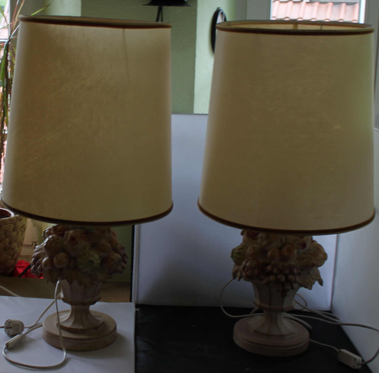2 Tischlampen aus Holz "Obstkorb", Höhe ca. 75cm, mit Wechselschirmen, Funktion geprüftMindestpreis: