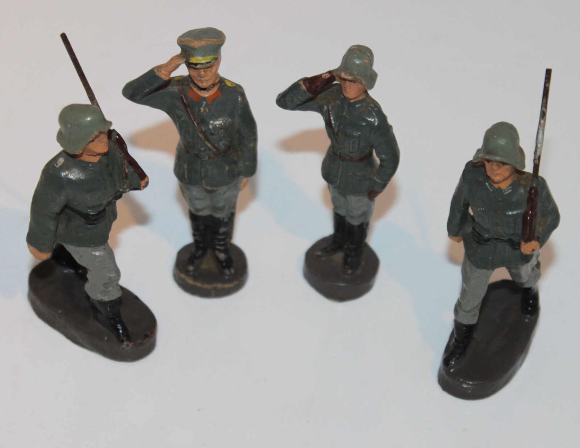 4 Masse-Soldaten, ungemarkt, 7,5 cm Serie, dabei 2 Marschierer, 1 Offizier "Zum Gruß" sowie 1 - Image 2 of 2