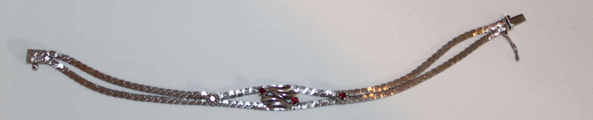 Armband, 835er Silber, besetzt mit 4 Granaten. Länge ca. 20 cm, Gewicht ca. 10,4 gMindestpreis: 10