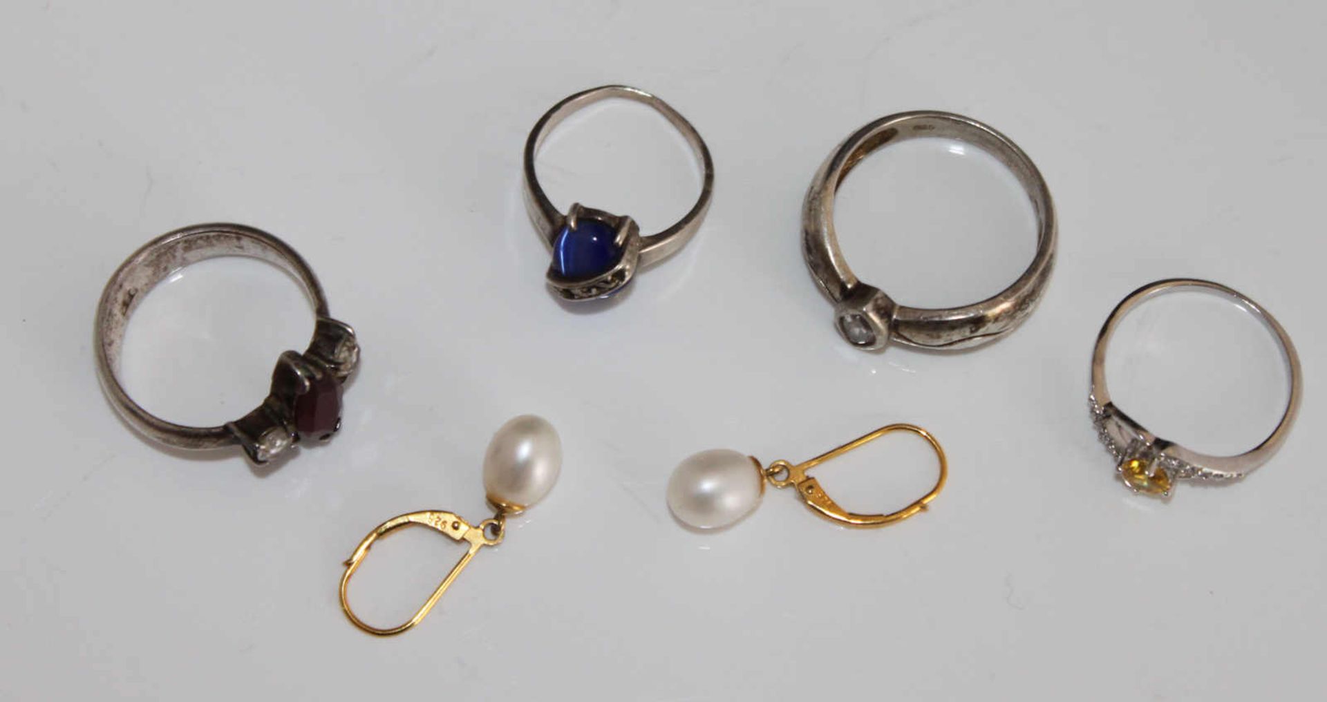 Kleines Lot Silberschmuck, bestehend aus 4 Ringen verschiedene Formen und Größen, sowie 1 Paar