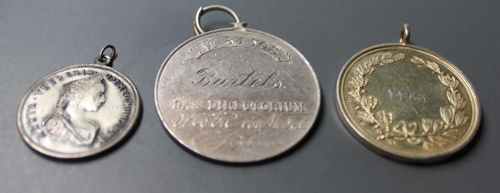 3 ausgefallene Medaillen, dabei seltene Medaille "Warenhaus für Arme und Marine zu Berlin" - Image 2 of 2