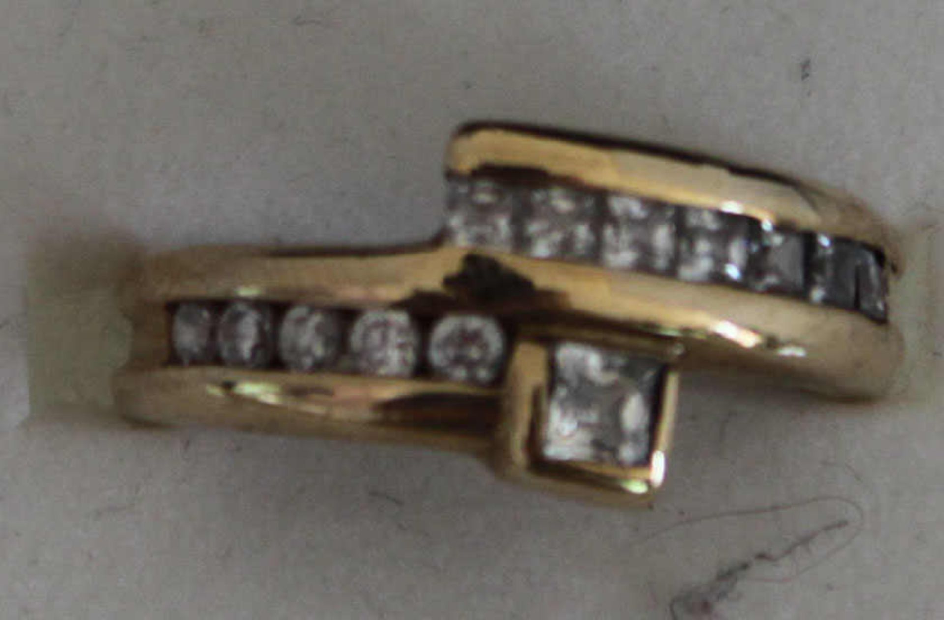 Damenring, 333er Gelbgold, mit Zirkonia besetzt. Ringgröße ca. 53,5, Gewicht ca. 3,4 grMindestpreis: